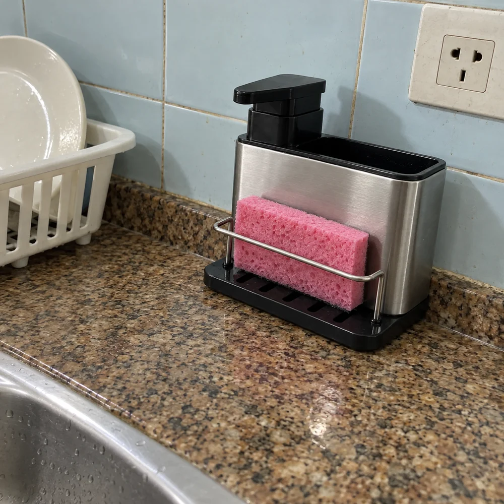Cena ilustrativa: dispenser junto aos azulejos azuis; esponja, utensílios e objetos de cenário não inclusos