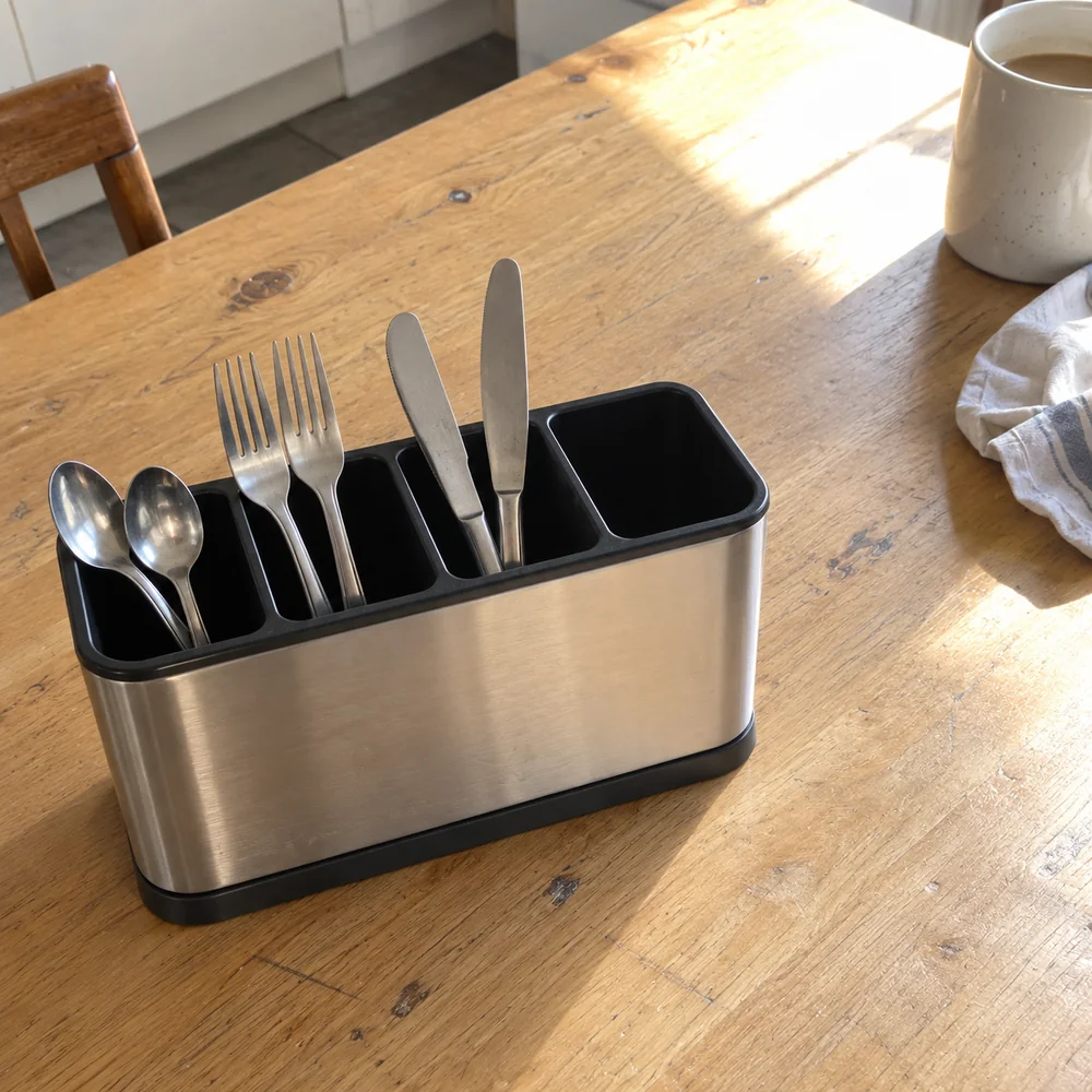 Cena ilustrativa: porta-talheres na mesa da cozinha; esponja, utensílios e objetos de cenário não inclusos